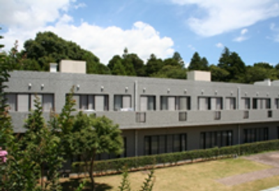 緑豊かな建物の外観