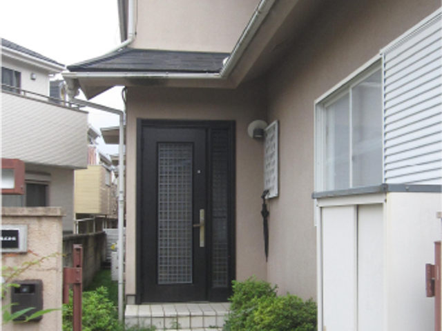 家の玄関 外観 静かな住宅街に位置する落ち着いた雰囲気の玄関です。快適な住環境に魅力を感じられます。