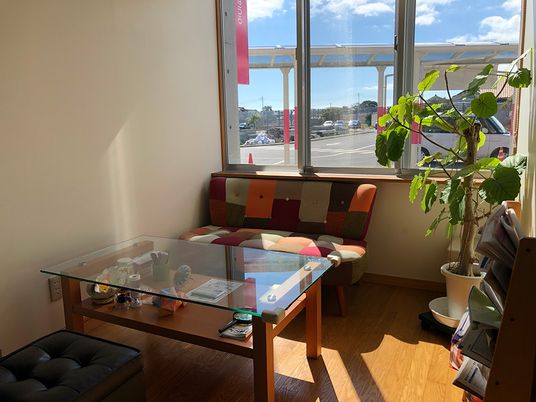 日差しが入るラウンジ