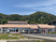 山を望む施設外観  