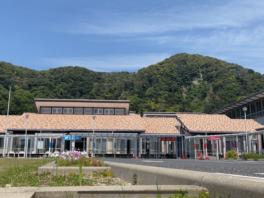 山を望む施設外観  