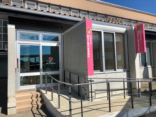 明るい入口の建物