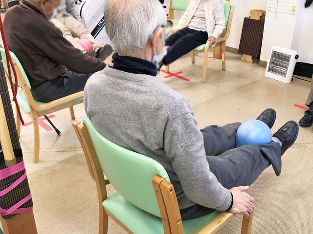 高齢者の体操風景 機能訓練室 リラックスした雰囲気の中、利用者が和やかに体操を楽しむ様子が見られます。