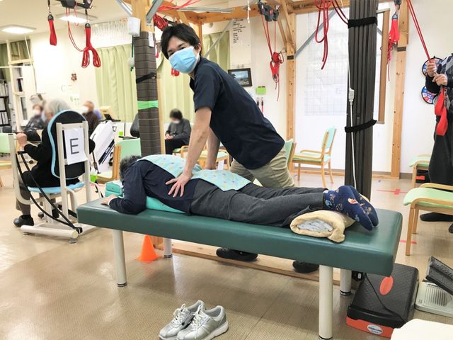 運動をする人々の部屋 機能訓練室 明るい空間で、専門スタッフが運動をサポートします。快適な設備が整っていますので安心です。