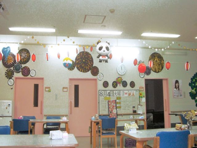 装飾された食堂 食堂 季節の飾りが施された明るい食事スペースです。リラックスできる雰囲気が広がっています。