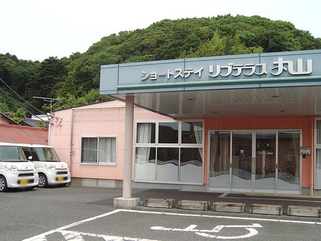 施設外観 外観 山に囲まれた落ち着いた雰囲気の施設です。入り口はガラスで明るく開放的な印象です。