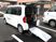 送迎車のスロープ付き駐車場  