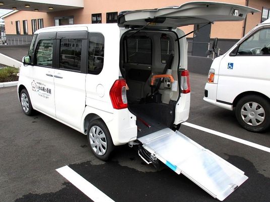 送迎車のスロープ付き駐車場  
