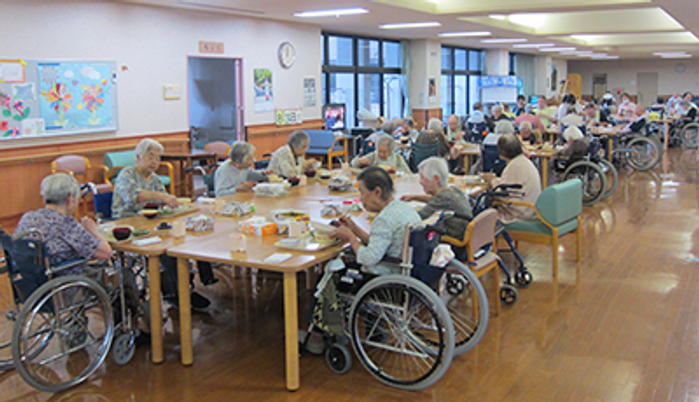 車椅子対応の食堂