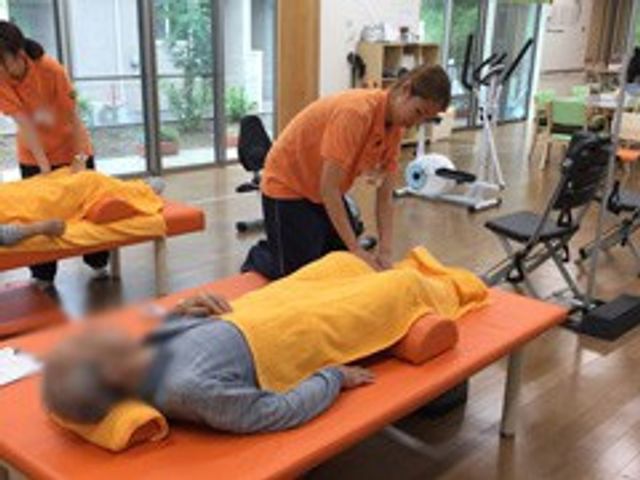 訓練の様子が見られる機能訓練室 機能訓練室 利用者の方が温かい毛布で安らぎながら、職員と一緒に身体を動かして活力を高める空間です。