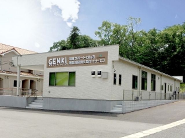 明るい外観の建物 外観 明るく清潔感のある建物が目を引くエントランスです。自然に囲まれた環境で働くことができます。
