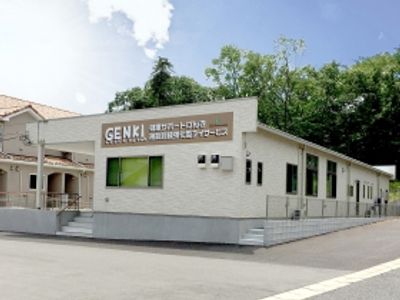 明るい外観の建物