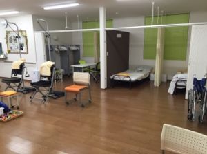 車いすやベッドのある部屋  