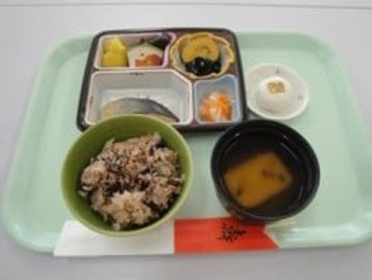 昼食の食事トレイ
