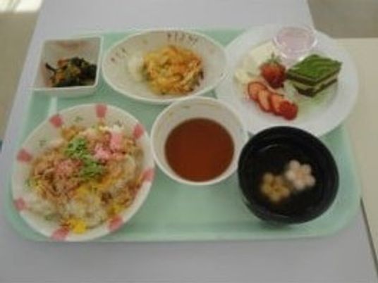 彩り豊かな料理の食堂  