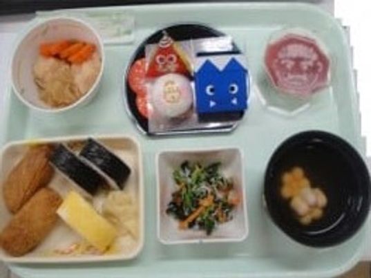 多彩な料理が並ぶ食事
