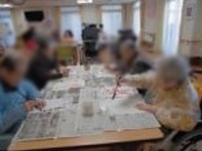 新聞を読む人々の部屋