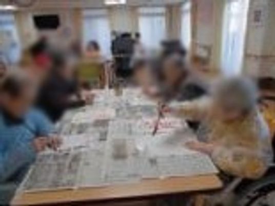 新聞を読む人々の部屋