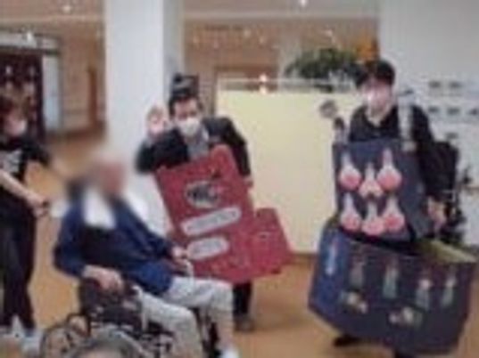 賑わう人々の様子のエントランス