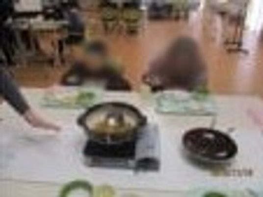調理を楽しむ様子のテーブル