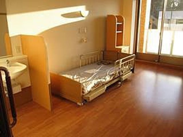 自然光の差し込む居室 居室   広々とした居室は、窓から自然光がたっぷりと差し込み、明るく快適な環境を提供します。