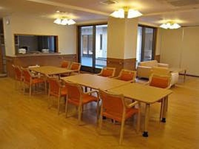 広々としたダイニングルーム ダイニングルーム 自然光が差し込む広々とした空間で、リラックスして食事を楽しめます。