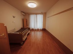 床が目立つ居室