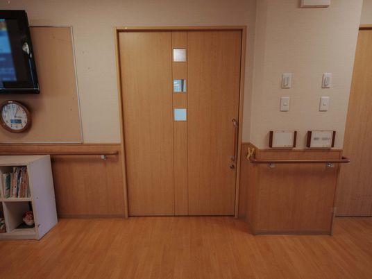 木製の広い扉の空間