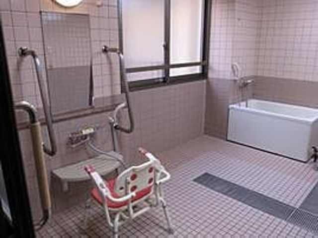 広々とした浴室 浴室 広々とした空間で、安全設備が整った浴室です。快適な入浴が可能になっています。