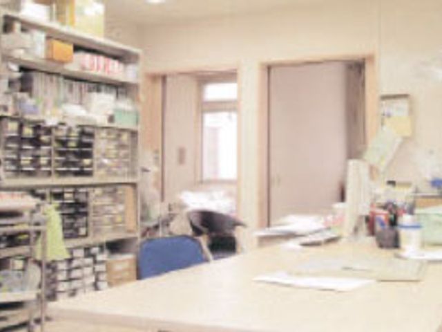 オフィスの一角 内観 資料棚が整然と並ぶ室内です。書類作業に集中できるよう、広々としたデスクスペースが確保されています。