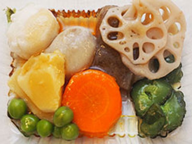 料理の盛り付け 料理 季節の野菜が美しく盛り付けられています。栄養バランスに優れた食事を作る環境です。