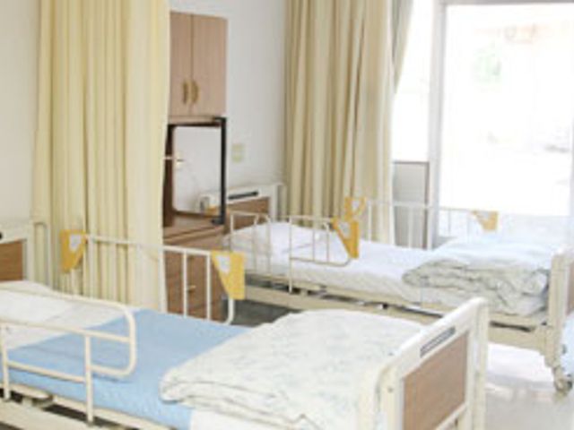 明るい居室 居室 広々とした空間で、自然光がたっぷり入る快適な居室です。リラックスして休めます。