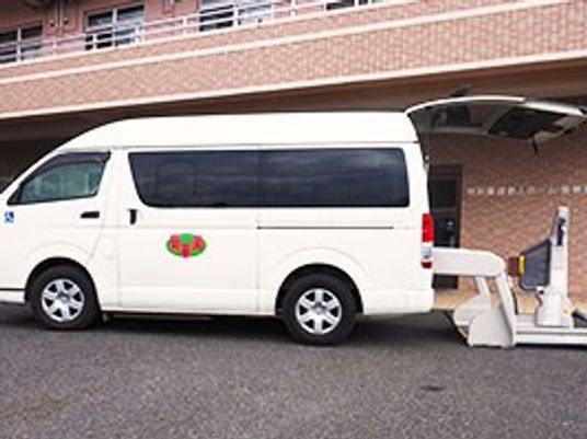送迎車と乗降口の外観  