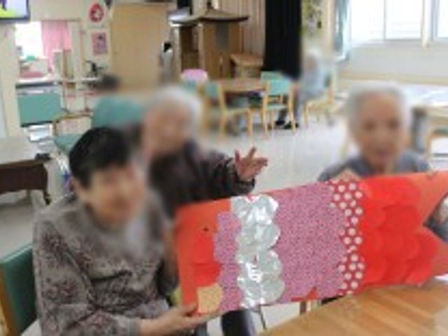 作品を見せる様子の女性たち ラウンジ 住まう人々が一緒に創作し、手作りのアート作品を楽しむ暖かい交流の場です。