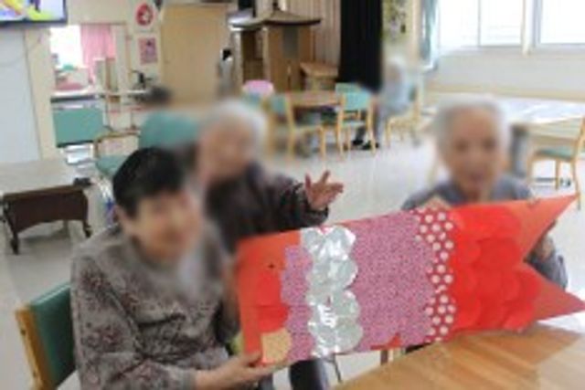 作品を見せる様子の女性たち ラウンジ 住まう人々が一緒に創作し、手作りのアート作品を楽しむ暖かい交流の場です。