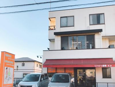看板付きの建物外観