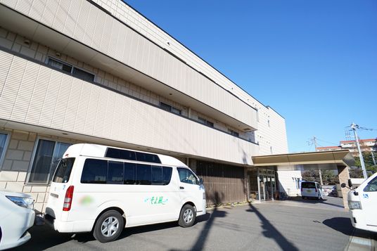 施設の外観と送迎車