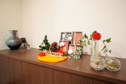 暖かい装飾のエントランス