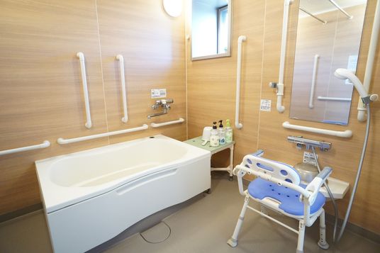 手すり付きバリアフリー浴室