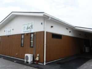 明るい外観の建物  