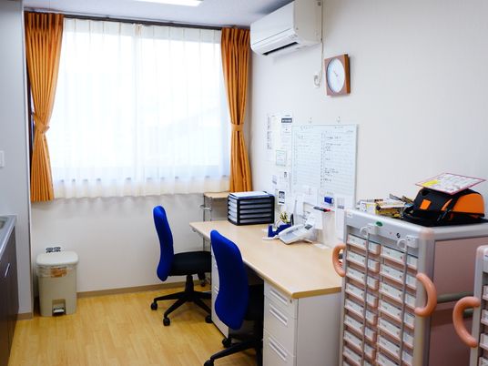 整頓された明るい事務室