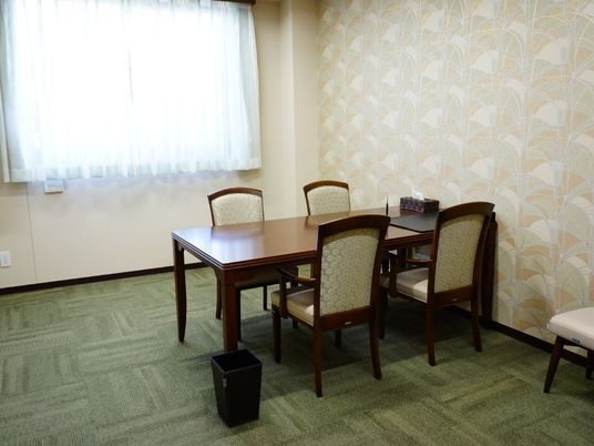 明るい食堂のテーブルセット