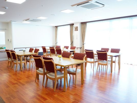 明るい食堂の様子