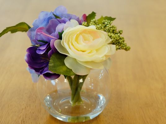 花束とガラスベース