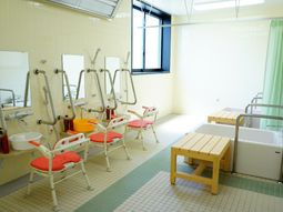 明るい浴室の設備