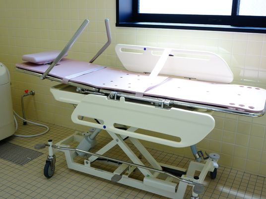 バリアフリー設計の浴室