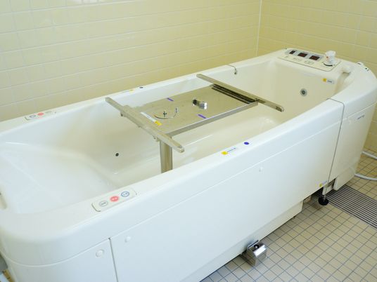 機能的な清潔な浴室