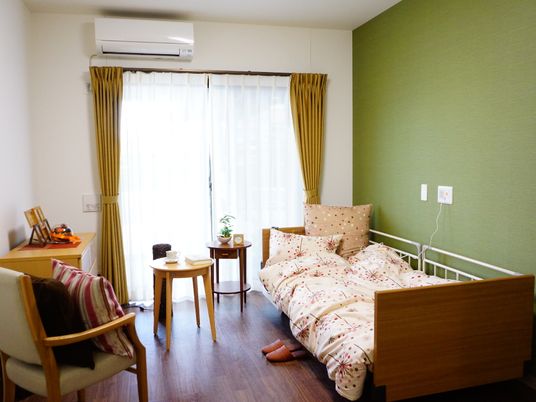 明るい個室の居室