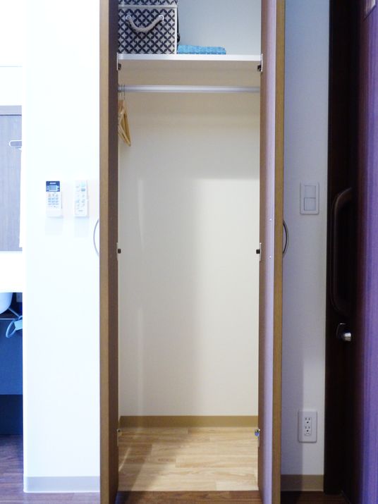 シンプルなクローゼット