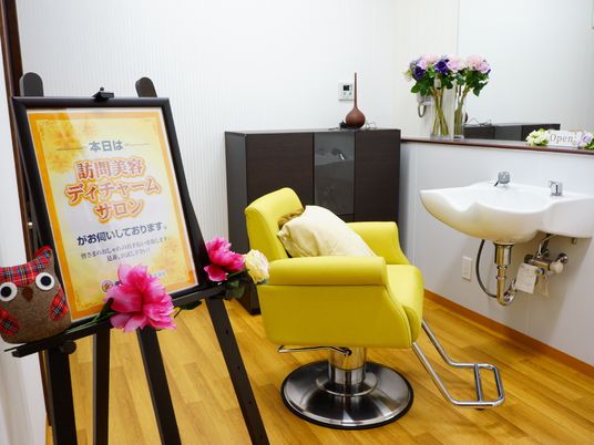 明るい理美容室の一角
